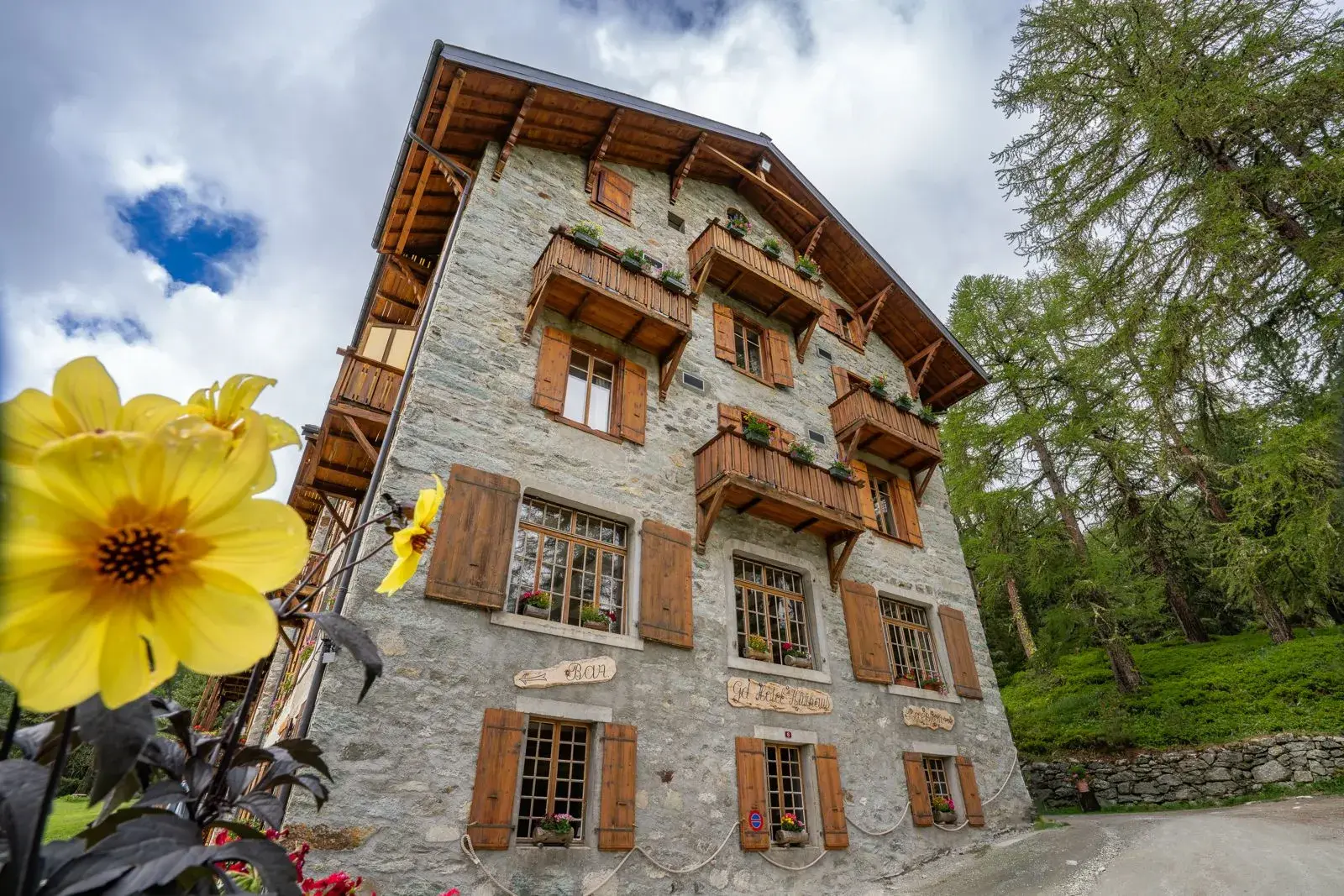 Façade du Grand Hôtel & Kurhaus encadrée de fleurs de montagne, Arolla