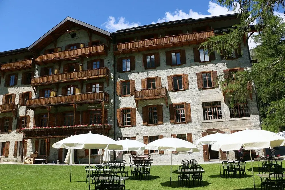 Jardin du Grand Hôtel & Kurhaus en été, face à la forêt d’arolles et aux sommets