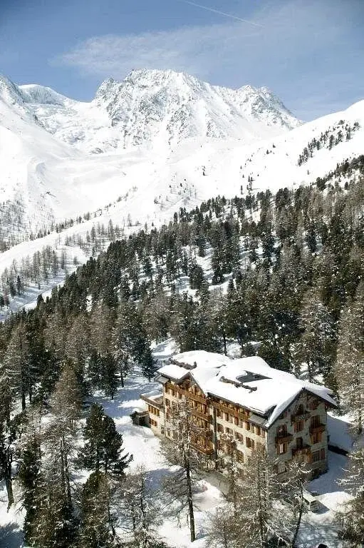 Vue aérienne hivernale du Grand Hôtel & Kurhaus sous la neige à Arolla