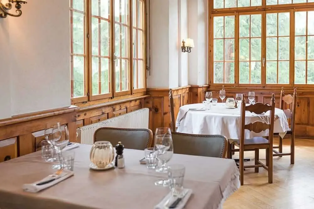 La salle historique de L'Honorine dressée pour le service — Grand Hôtel & Kurhaus Arolla, gastronomie alpine