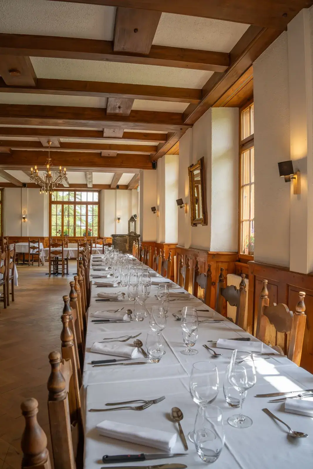 Long table set at L'Honorine, glassware and evening light — events and weddings, Grand Hôtel & Kurhaus Arolla
