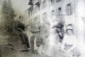 Honorine dans le jardin de l’hôtel (vers 1900)